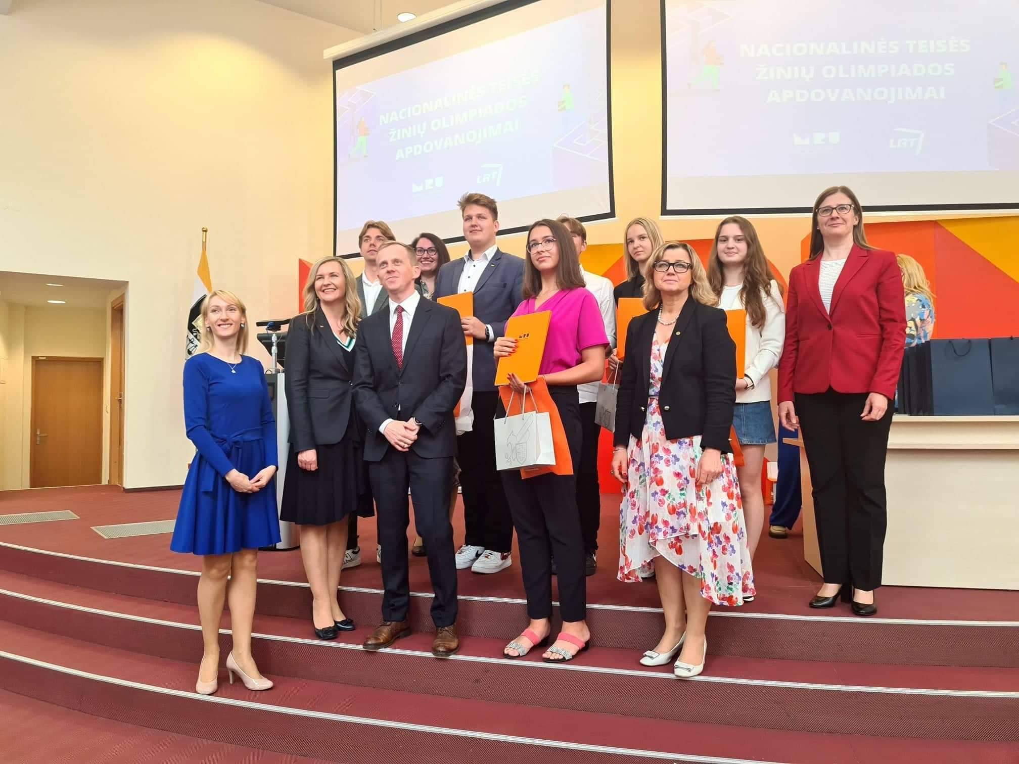 Kauno Jono Pauliaus II gimnazijos moksleiviai aktyviai dalyvavo Nacionalinėje teisinių žinių olimpiadoje