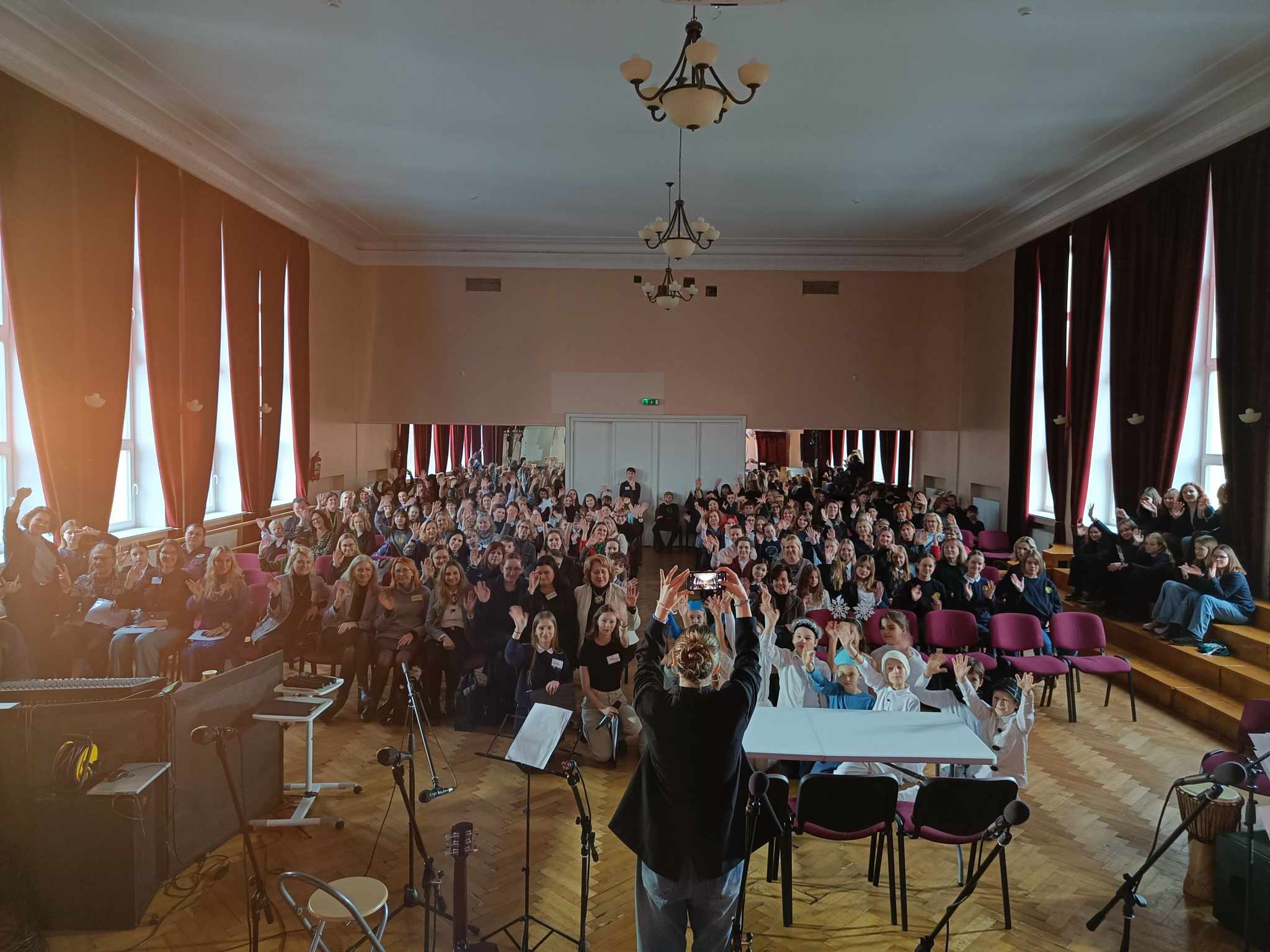 Dalyvavome Kauno miesto bendrojo ugdymo mokyklų 3-8 klasių mokinių užsienio (anglų) kalbos meninio skaitymo konkurse „Blow, Blow the Winter Wind“ KTU Vaižganto progimnazijoje.