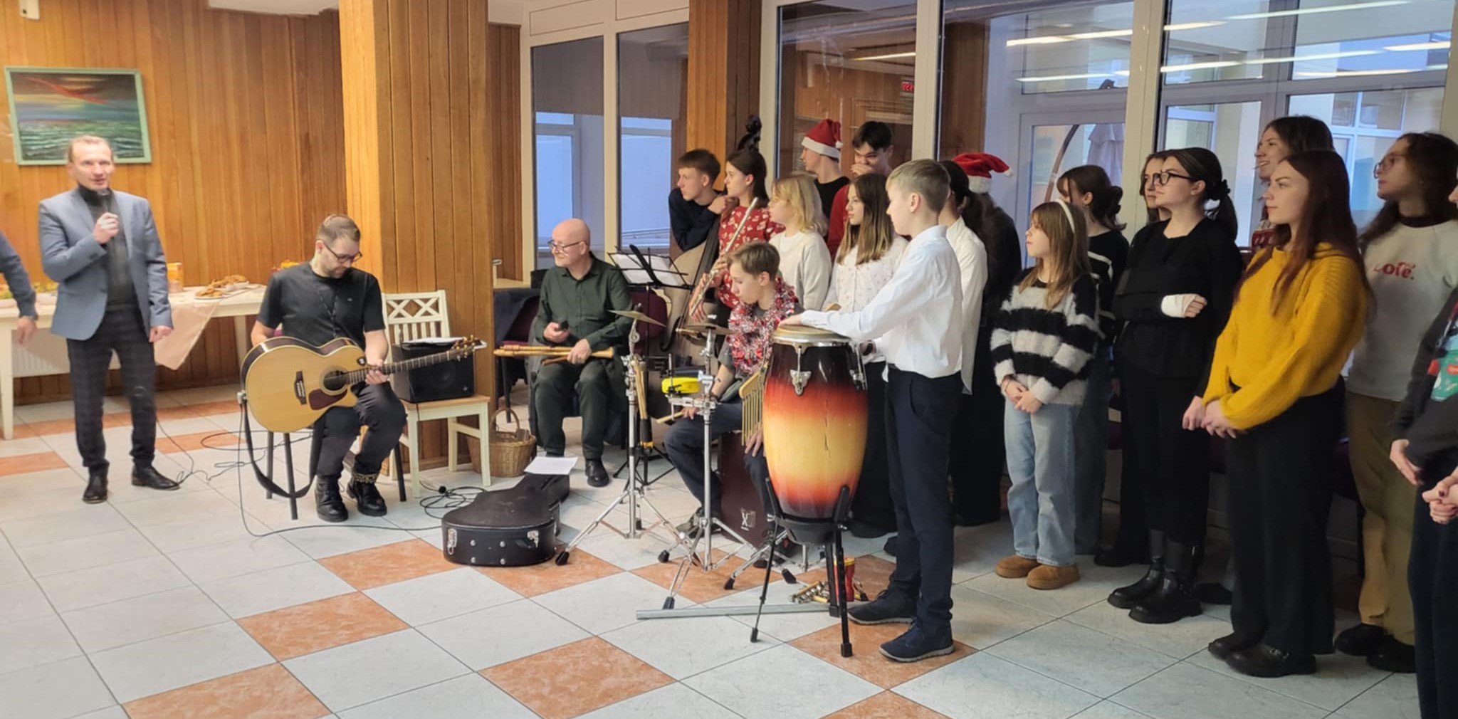 Gruodžio 19 d. mūsų gimnazijos folkloro ansmablis Gilė tradiciškai lankėsi Kauno Šv. Roko mokykloje.