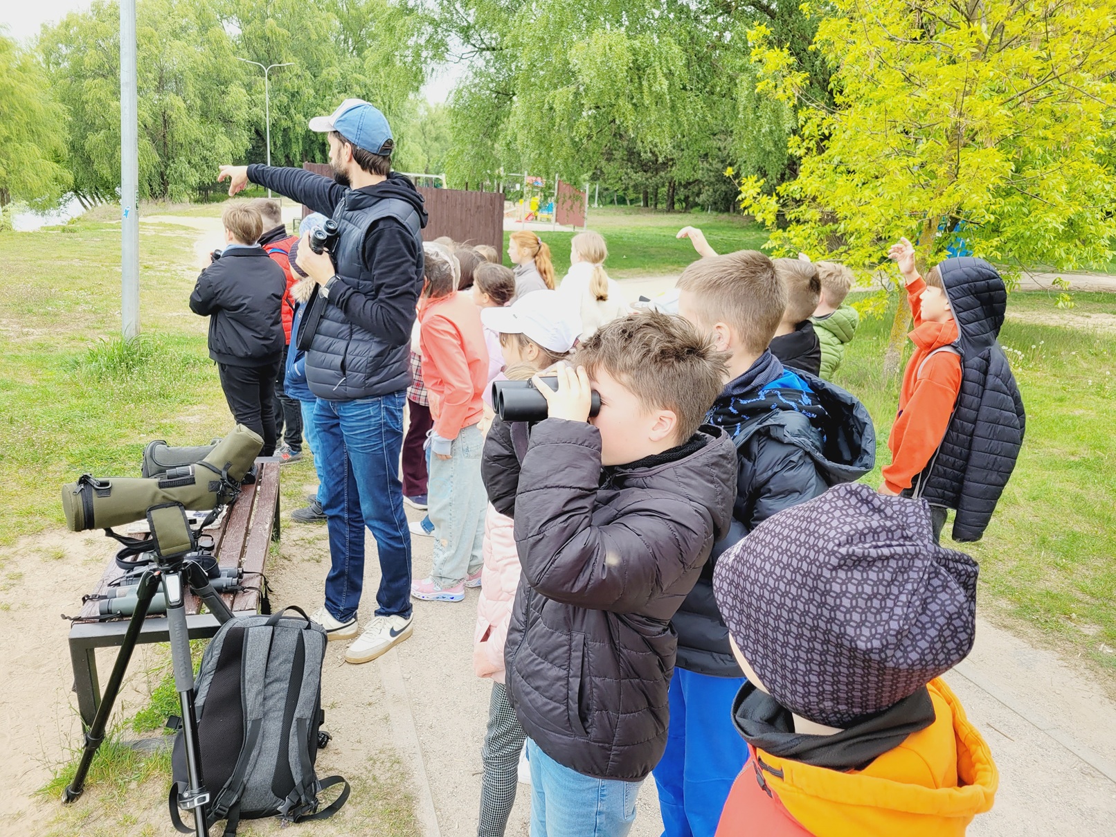 Gegužės 14 d. trečių klasių moksleiviai  dalyvavo gamtininko ornitologo Gedimino Petkaus  edukacijoje ,,Pažinkime paukščius drauge“