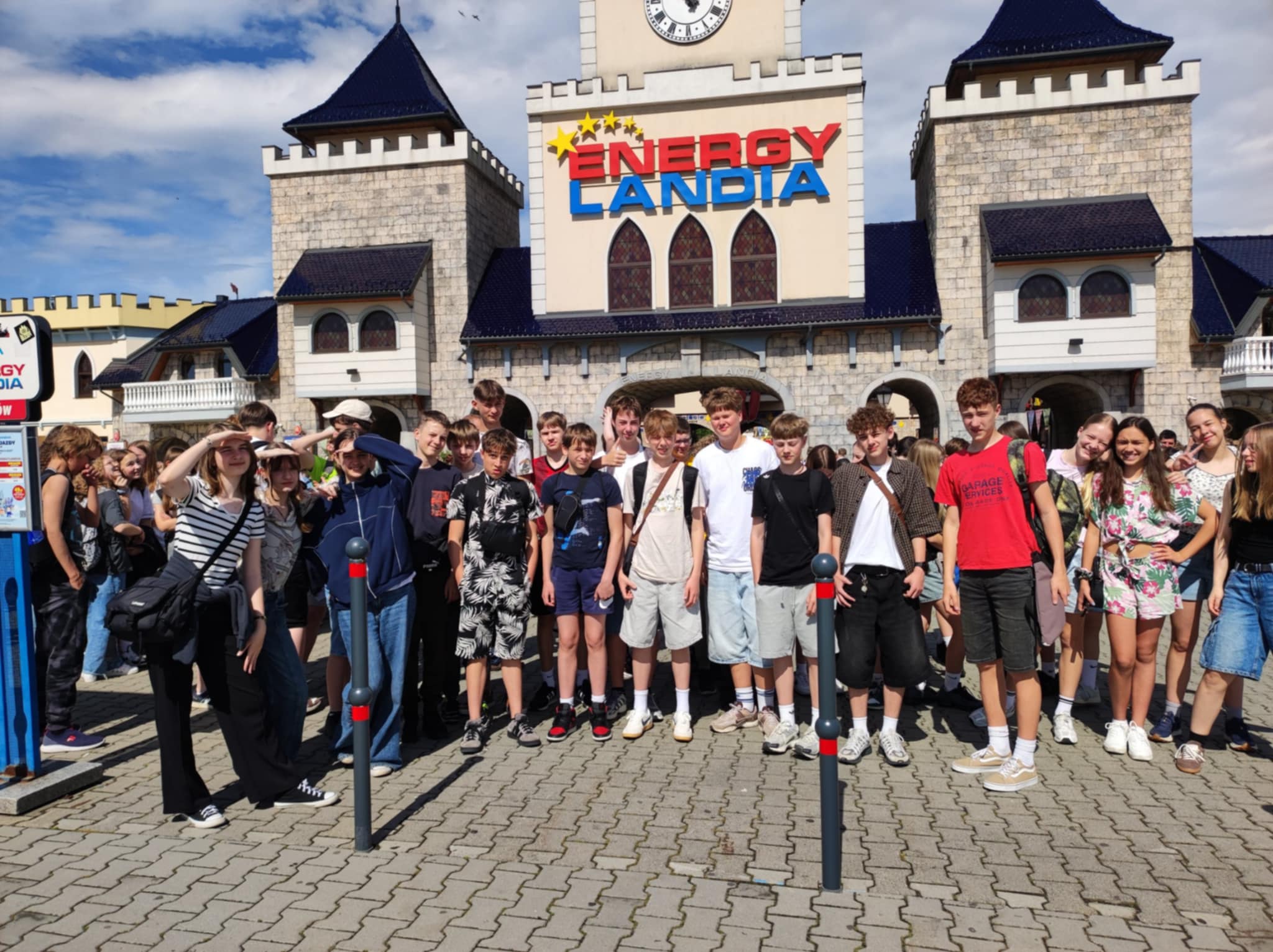 2025 06 01-03 d. anksti ryte 7c ir 7e kl. moksleiviai lydimi mokytojų Mariaus Jankevičiaus, Ilmaros Ivoškienės, Agnės Jankauskienė išvyko į 3 d. edukacinę -pažintinę, pramoginę kelionę