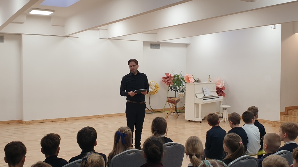 Svečiuose Kauno Miko Petrausko scenos menų mokyklos mokiniai