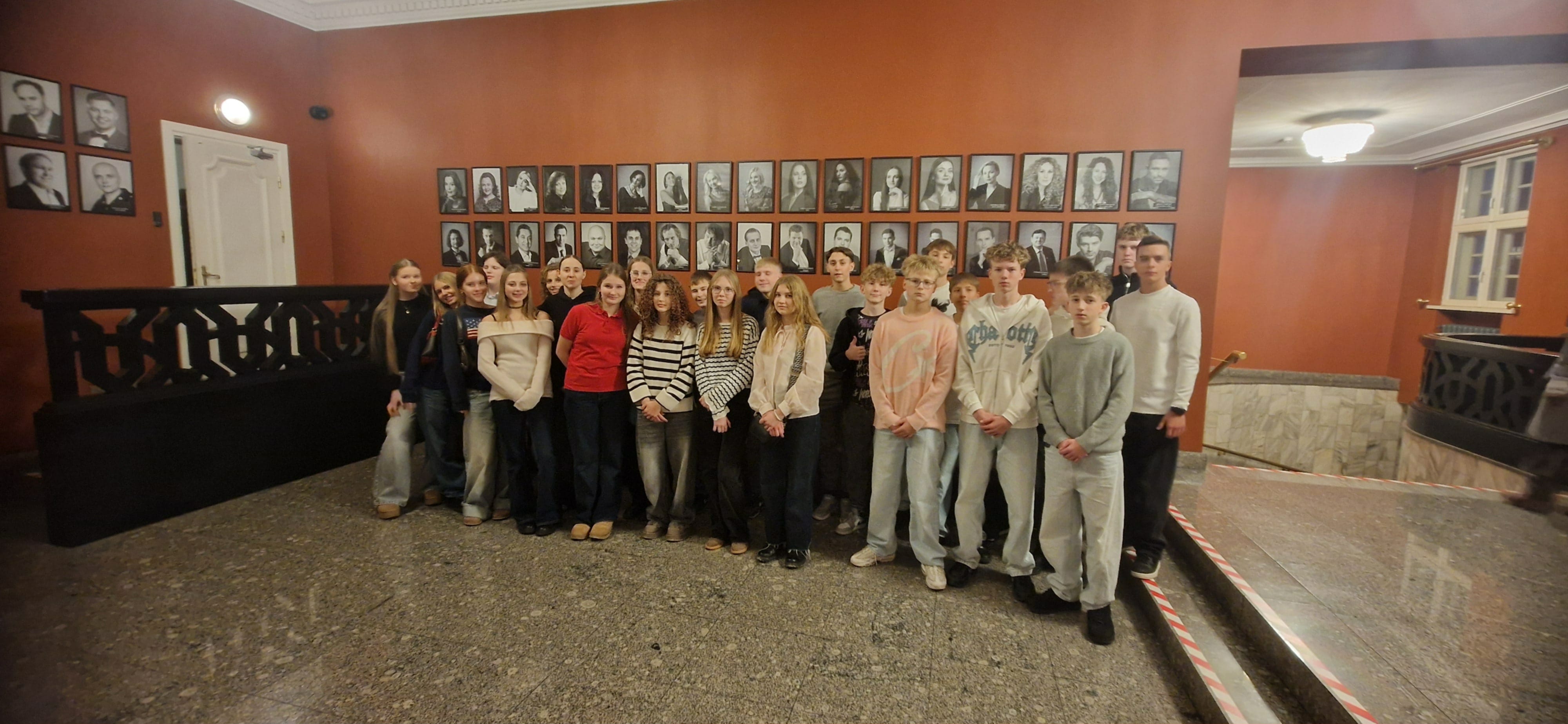 Mokinių kalėdinė išvyka į miuziklą ,,Adamsų šeimynėlė