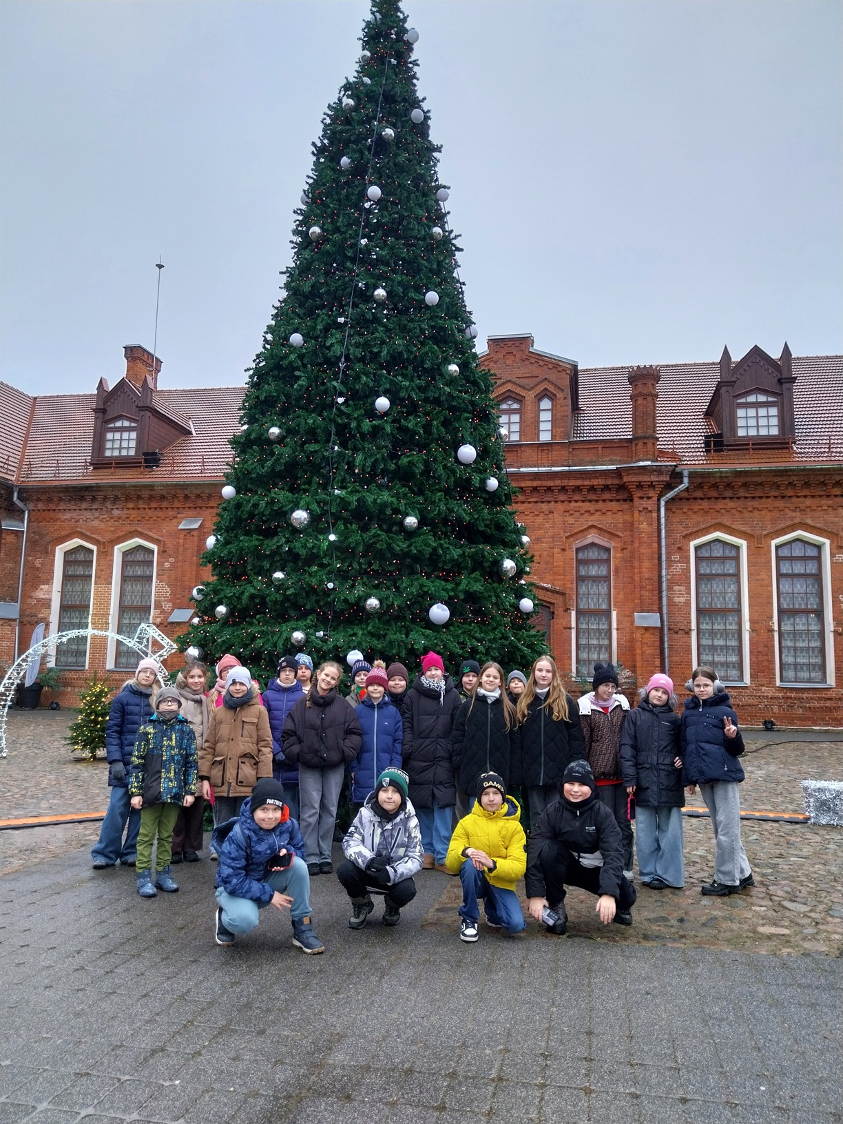 Gruodžio 9 d. 4 c ir 4 d klasių mokiniai  vyko  į Raudondvarį