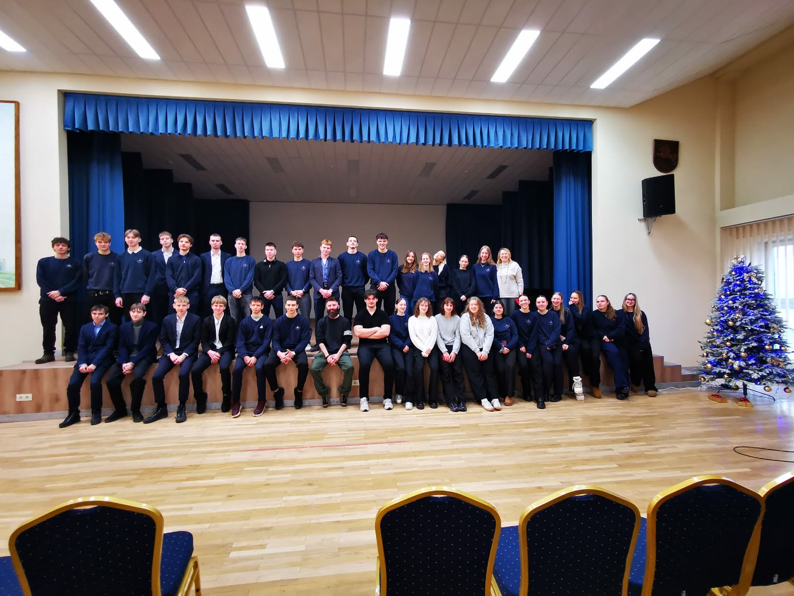 Gruodžio 05 d., anglų k. mokytojos E.Brazauskienės iniciatyva, mūsų gimnazijoje lankėsi svečias iš Didžiosios Britanijos Adrew Stevenson