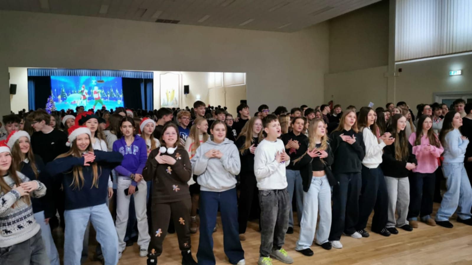 Gruodžio 22 dieną gimnaziją užliejo šventinė nuotaika – čia vyko „Kalėdinis karaoke“ renginys, subūręs 5–10 klasių gimnazistus