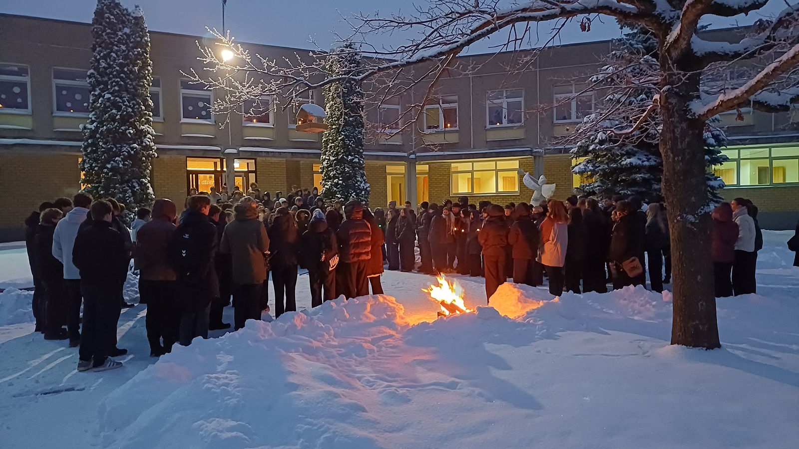 Sausio 13-osios rytą Kauno Jono Pauliaus II gimnazijos bendruomenė minėjo Laisvės gynėjų dieną
