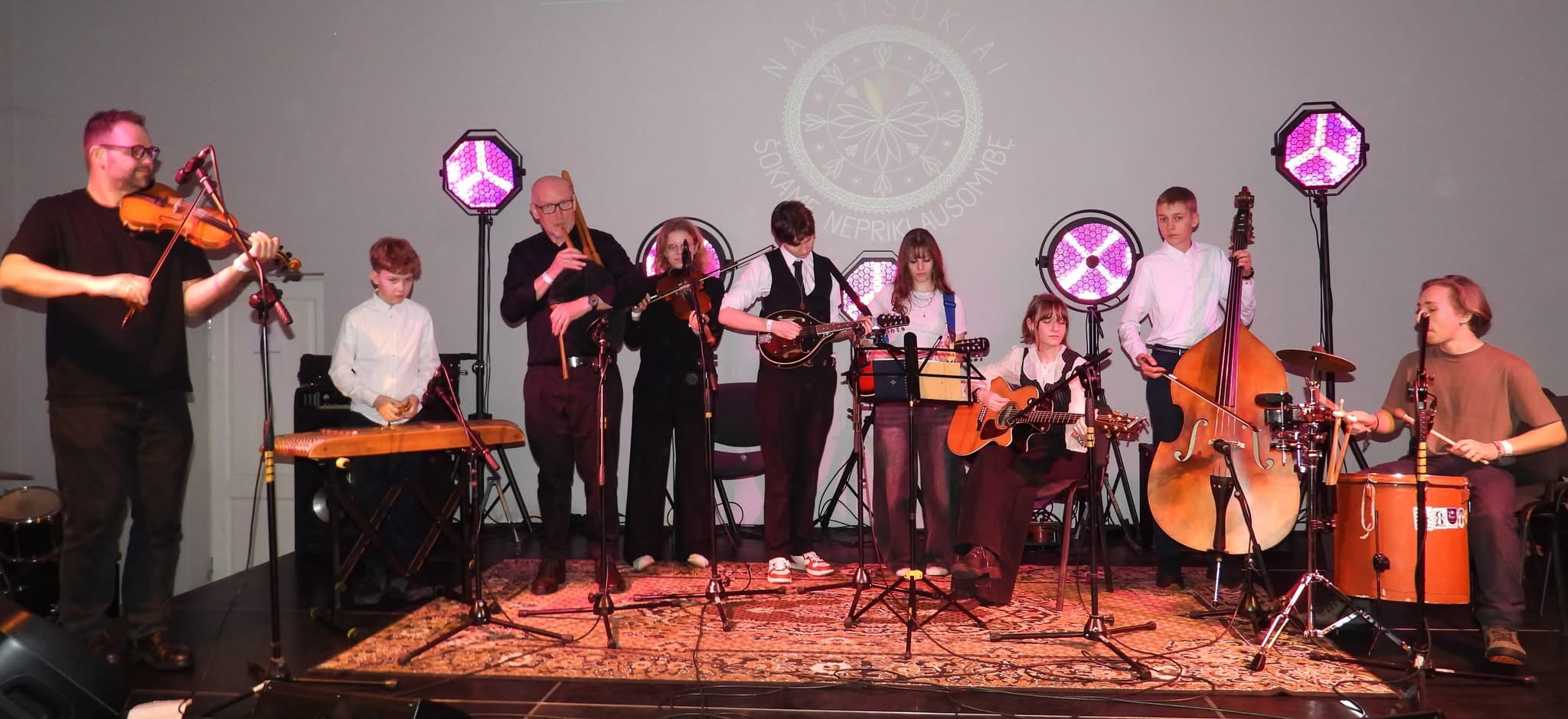 Mūsų gimnazijos folkloro ansamblio „Gilė“ kapela ir šokėjai dalyvavo Vasario 16-osios naktišokiuose Valakėliuose