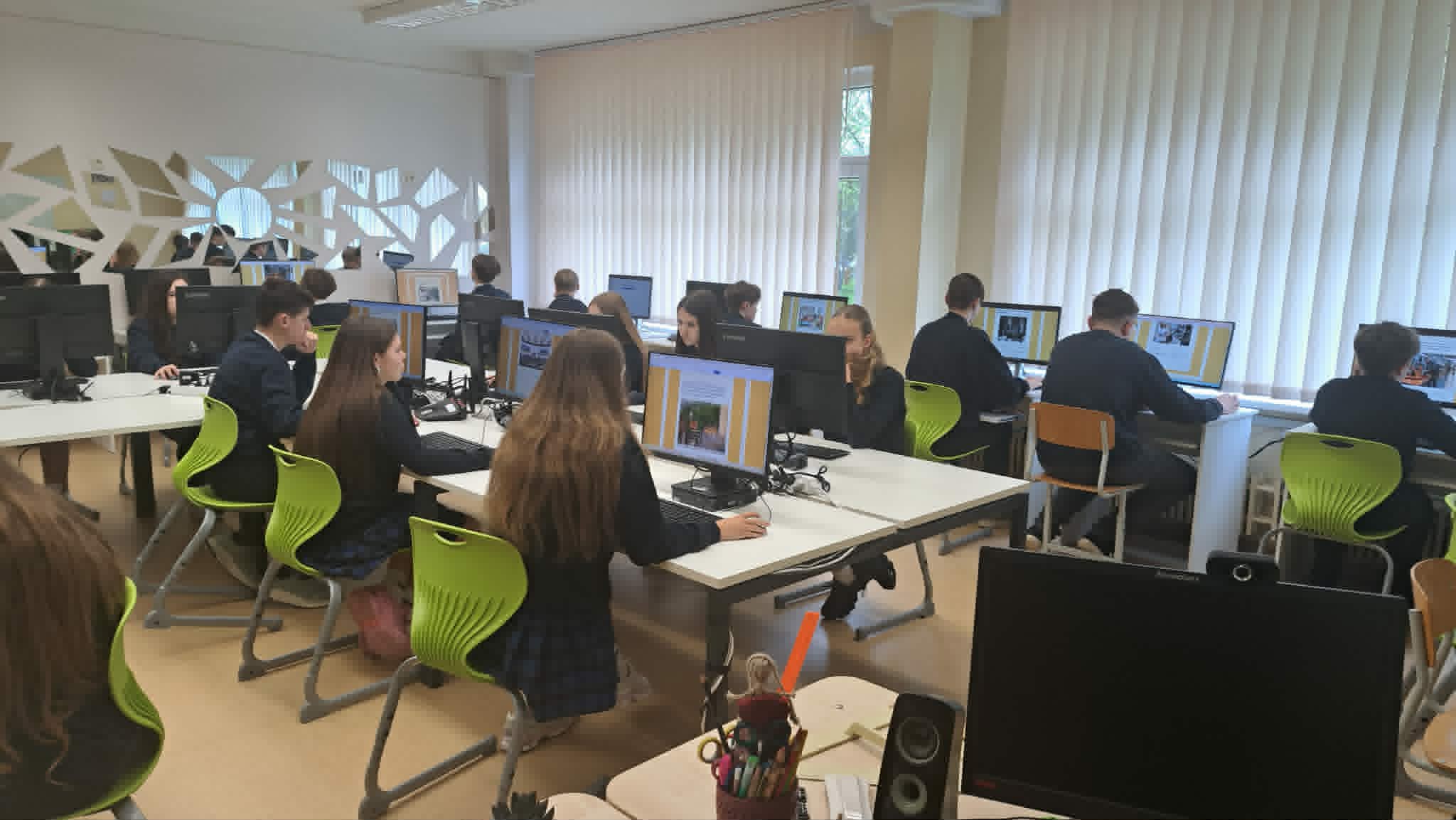 Gegužės 8-ąją mūsų gimnazijos 7b ir 8e klasių moksleiviai netradiciškai paminėjo Europos dieną